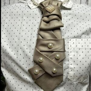 Elegant Gold Tie with Pearl Accents